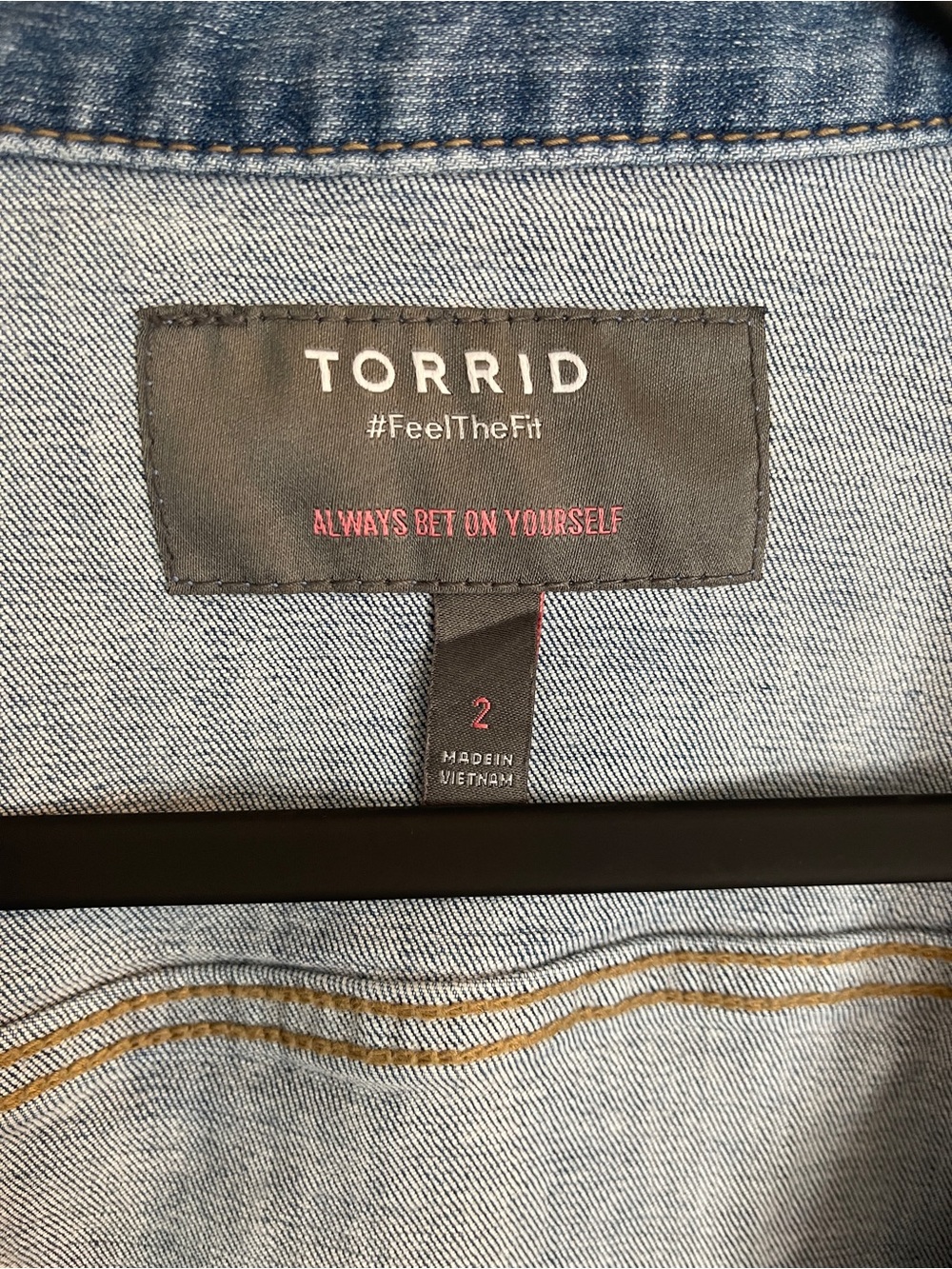 torrid Cropped Medium Wash Denim Jacket - Picture 4 of 8